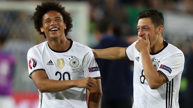 Platz 9: Leroy Sane (l.) - 19 Jahre, zehn Monate und zwei Tage