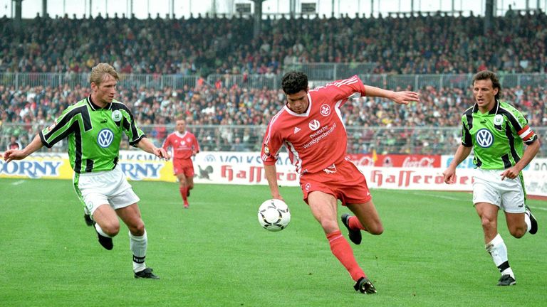 10.000 Euro haben gefehlt, ansonsten wäre Michael Ballack bei Werder Bremen und nicht beim 1. FC Kaiserslautern gelandet. Die Werderaner waren nicht bereit, den Gehaltsvorstellungen des Youngsters von 100.000 Euro pro Jahr nachzukommen.