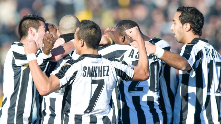 23.01.2011: Die erste Niederlage nach der Klub-WM muss Inter Mailand gegen Udinese Calcio einstecken. Am Ende verliert Inter mit 1:3.