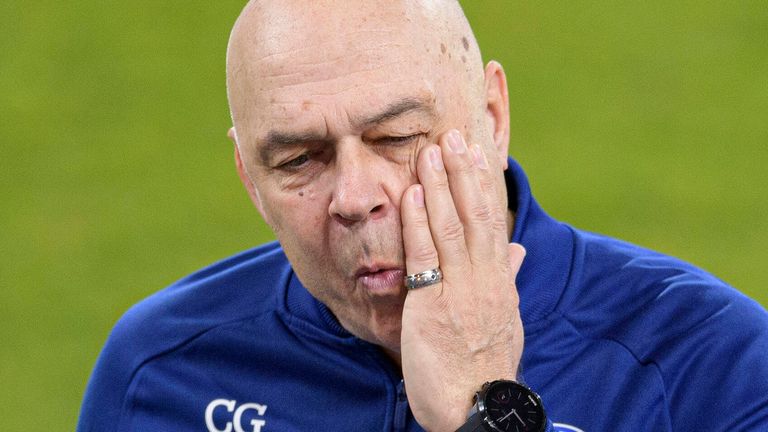 Trainer Christian Gross steht bei den Schalke-Profis heftig in der Kritik.