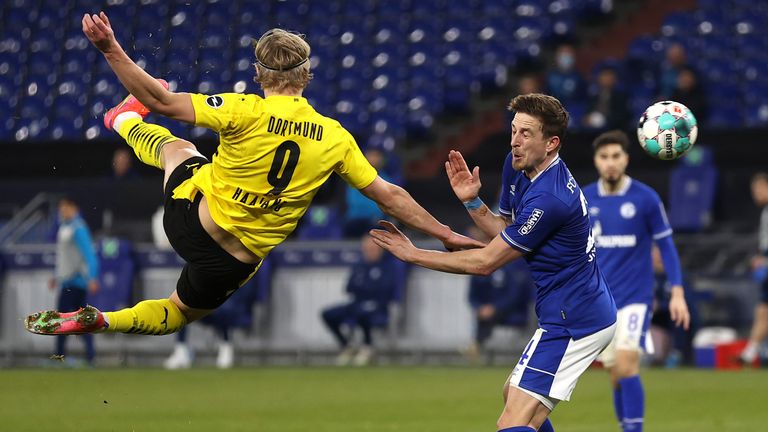 Erling Haaland trifft sehenswert per Seitfallzieher im Derby auf Schalke zum 0:2.