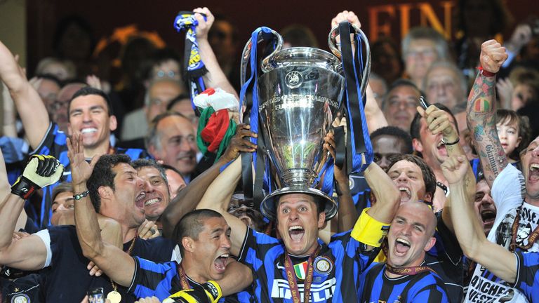 Platz 14: Inter Mailand, 33 Spiele, 12 Siege, 8 Remis, 13 Niederlagen, 33 Tore, 37 Gegentore, 44 Punkte