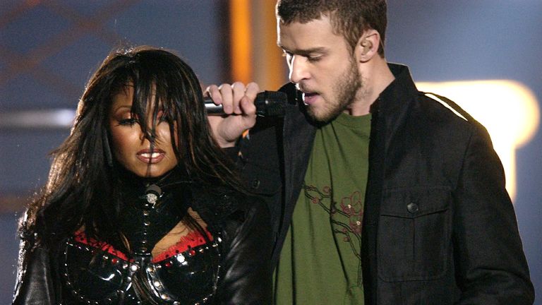 Warum wird der Super Bowl mit fünf Sekunden Verzögerung im TV gezeigt?
Kurz nach diesem Foto entblößte Justin Timberlake 2004 während der Halftimeshow die rechte Brust von Janet Jackson. Skandal! Sollte ähnliches passieren, greift die NFL ein.