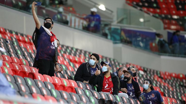 Können Fans in die Stadien? 
Einige einheimische Fans dürfen unter strengen Auflagen bei den Spielen dabei sein.
