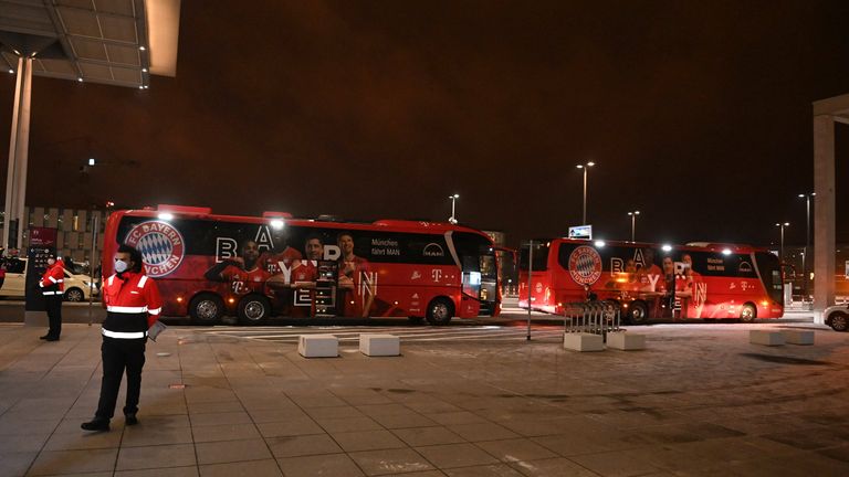 In welchem Spielmodus wird das Turnier ausgetragen?
Das Turnier wird im K.-o.-System gespielt. Die Vertreter aus Südamerika und Europa sind im Halbfinale gesetzt. Die übrigen Mannschaften spielen im Viertelfinale um den Einzug ins Halbfinale.