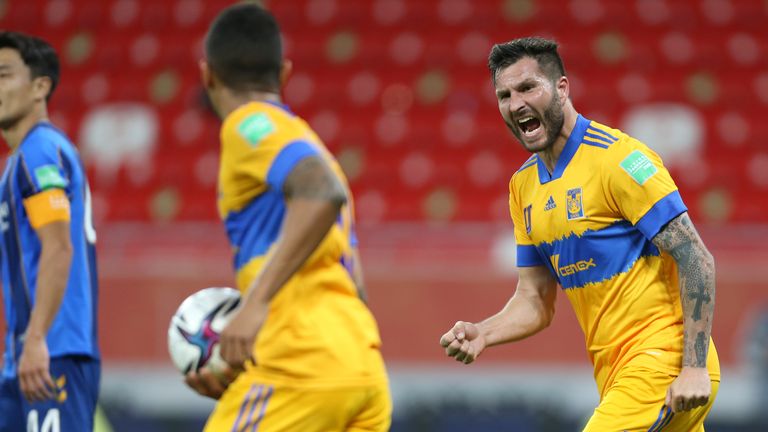 Andre-Pierre Gignac (rechts) schnürt einen Doppelpack für  UANL Tigres.