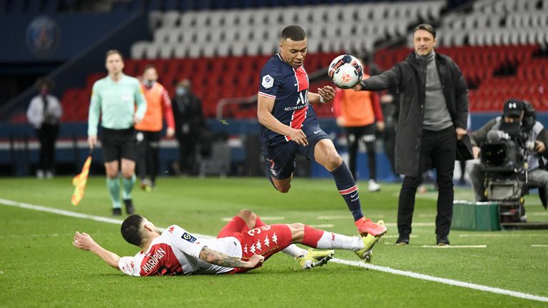 Kommen gegen Monaco ins Straucheln: Kylian Mbappe (r.) und Paris Saint-Germain