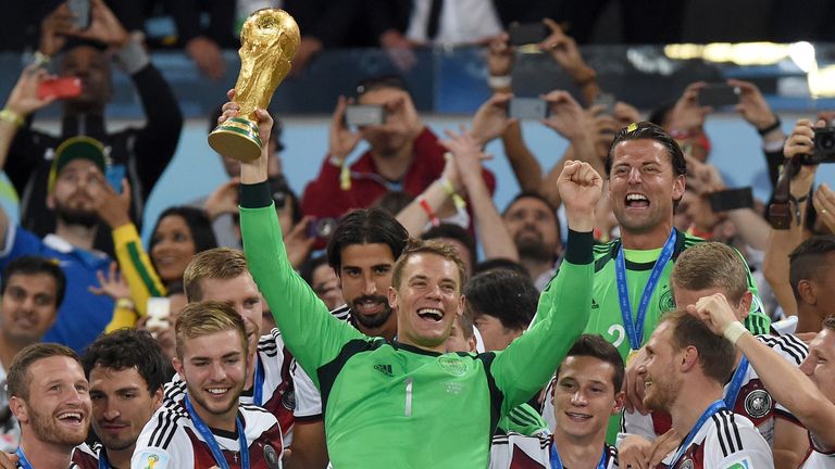 Manuel Neuer (M) (FC Bayern München) - Weltmeister 2014 mit Deutschland