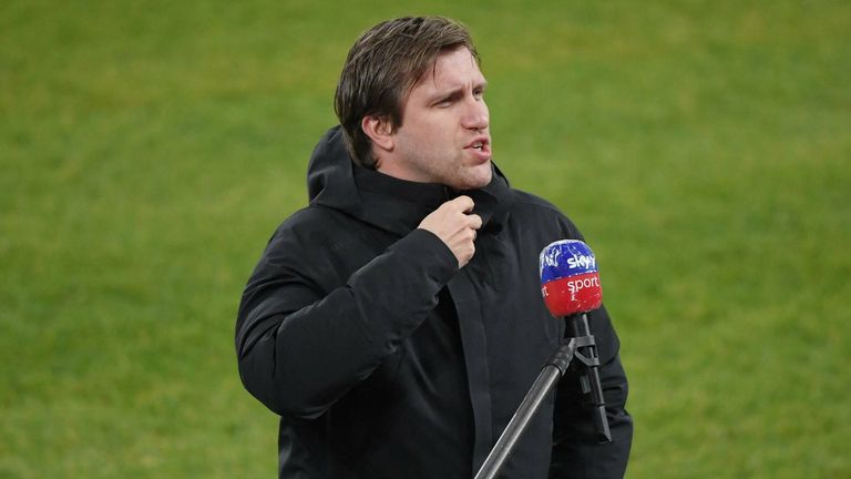 Markus Krösche spricht am Sky Mikrofon über die anstehende Spielverlegung gegen den FC Liverpool.