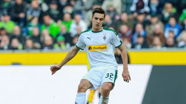 Florian Neuhaus kommt 2018 ablösefrei vom TSV 1860 München. Das Mittelfeldtalent hat einen Vertrag bis 2023 und ist ein gesetzter Stammspieler in der Fohlenelf. Der 23-Jährige hat einen Marktwert von 41 Millionen Euro (Quelle: KPMG) und steht ebenfalls im Fokus von vielen Vereinen.