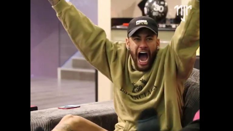 Der verletzte Neymar freut sich auf der Couch über die Gala seines Teamkollegen Kylian Mbappe (Bildquelle: Twitter @NeymarJrSite).
