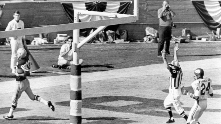 Warum gibt es keine Aufzeichnungen der ersten beiden Finals?
Die Aufnahmen der ersten beiden Finals sollen irgendwann mal gelöscht worden sein, um Seifenopern aufnehmen zu können. Deshalb gibt es von ihnen nur Mitschnitte der Zuschauer zu sehen. 