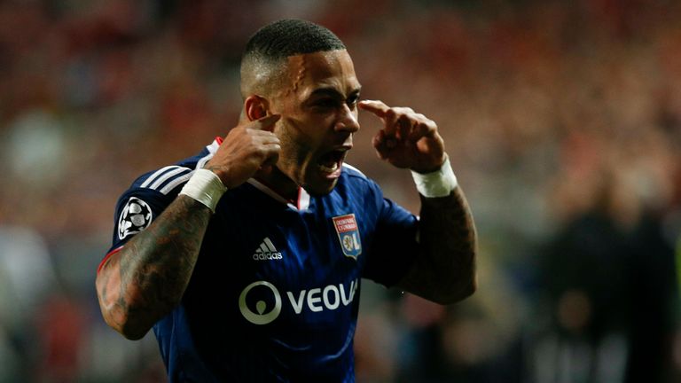 Platz 15: Olympique Lyon, 34 Spiele, 11 Siege, 10 Remis, 13 Niederlagen, 39 Tore, 44 Gegentore, 43 Punkte