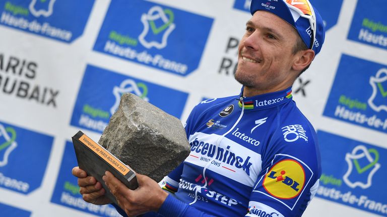 Der Sieger des Rad-Klassikers Paris–Roubaix darf sich über einen Pflasterstein freuen.