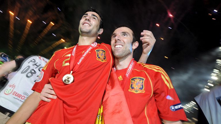 Raúl Albiol (l) (FC Villarreal) - Weltmeister 2010 mit Spanien
