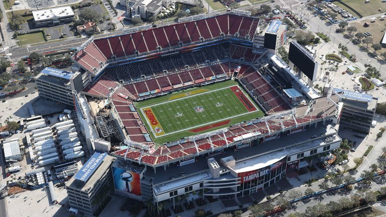 Wo wird gespielt?
Im Raymond James Stadium in Tampa/Florida. Novum: Die Tampa Bay Buccaneers kämpfen als erstes Team seit der NFL-Gründung in der eigenen Arena um die Meisterschaft.