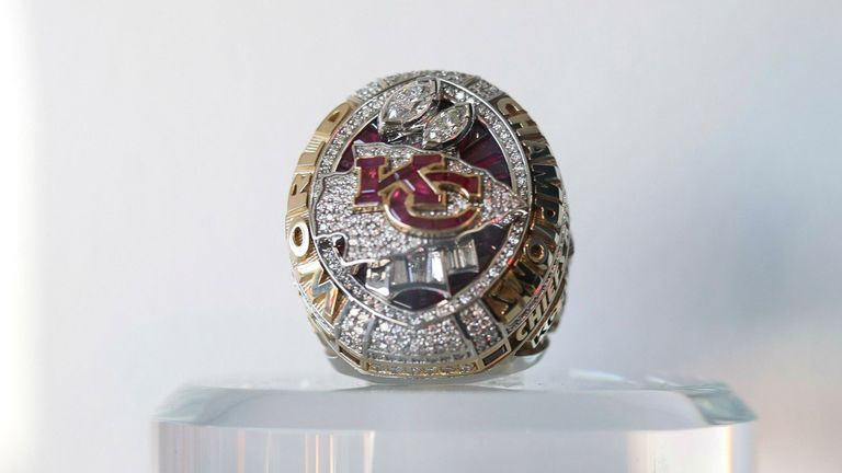 Zusätzlich gibt es neben dem begehrten Super-Bowl-Ring für jeden Spieler der Siegermannschaft eine Prämie von gut 130.000 Dollar (107.000 Euro). Beim Verlierer gibt es für jeden rund 65.000 Dollar (54.000 Euro).
