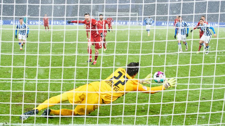 Mit Rune Jarstein hat nach langer Zeit mal wieder ein Torwart einen Elfmeter von Robert Lewandowski gehalten.