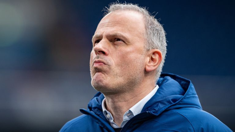 Schalkes Sportvorstand Jochen Schneider steht bei den Fans von S04 heftig in der Kritik.