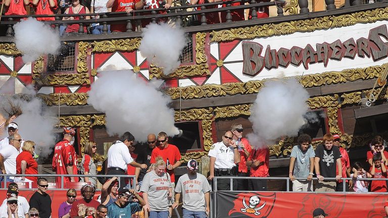 Dürfen die Bucs beim Touchdown die Kanonen zünden?
Nein. Das Raymond James Stadium ist trotz Tampa Bays Heimvorteil ein neutraler Spielort während des Super Bowls. Sollten die Bucs gewinnen, dürfen die Kanonen nach dem Spiel gezündet werden,