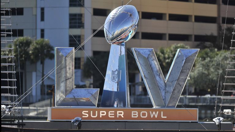 Warum nutzt die NFL römische Ziffern für den Super Bowl?
Die römischen Ziffern werden verwendet, um Verwirrungen zu vermeiden, da die Regular Season im Kalenderjahr vor dem Jahr gespielt wird, in dem der Super Bowl ausgetragen wird.