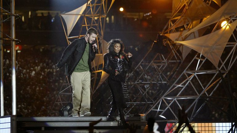 2004: Super Bowl XXXVIII; Janet Jackson, Kid Rock, P. Diddy, Nelly and Justin Timberlake
New England Patriots - Carolina Panthers: 32:29