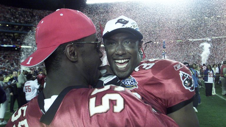 Waren die Bucs früher schon mal im Super Bowl?
Ja. 2003 schlugen sie bei ihrer bisher einzigen Super-Bowl-Teilnahme die Oakland Raiders.