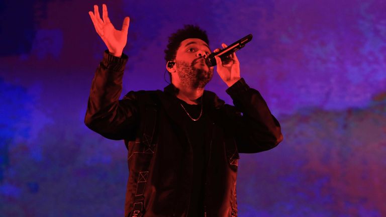 Wie sieht das Rahmenprogramm aus?
Für die Halbzeitshow sorgt der kanadische Sänger The Weeknd. H.E.R. singt "America the Beautiful", Eric Church und Jazmine Sullivan tragen die US-Nationalhymne vor.