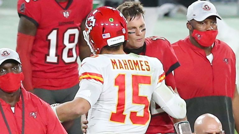 Gibt es einen Favoriten?
Nein. Brady hat nach seinem Abschied von den New England Patriots in seinem ersten Jahr in Tampa gezeigt, dass ihm alles zuzutrauen ist. Auch Mahomes weiß, wie man den großen Preis abräumt. Ein Duell auf Augenhöhe.