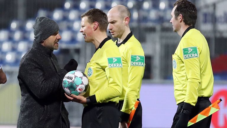 Würzburg-Trainer Bernhard Trares ist außer sich nach dem Spiel gegen Holstein Kiel.