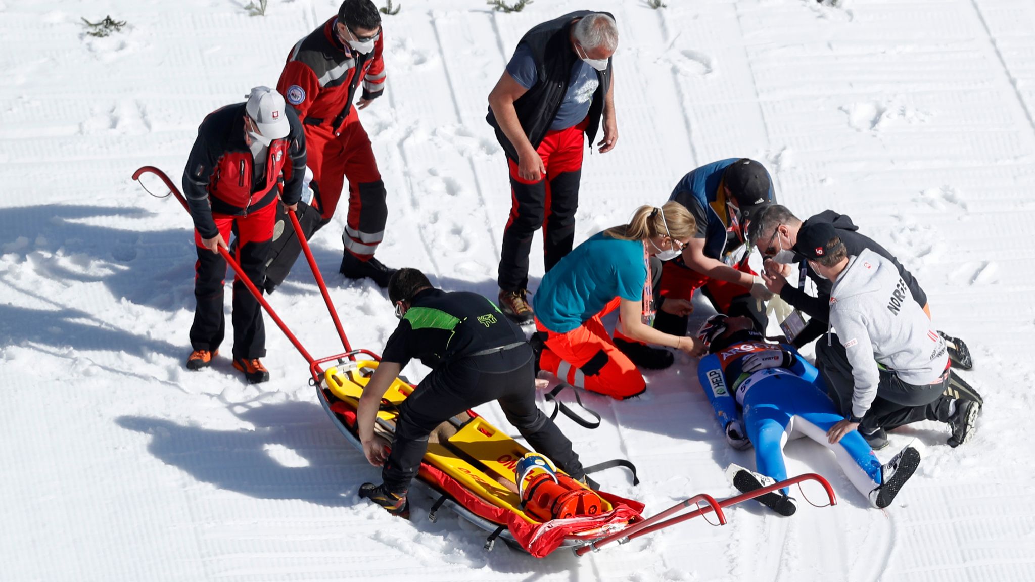 Упавший лыжник. Даниэль Андре Танде падение. Командные лыжи. Падение на лыжах.