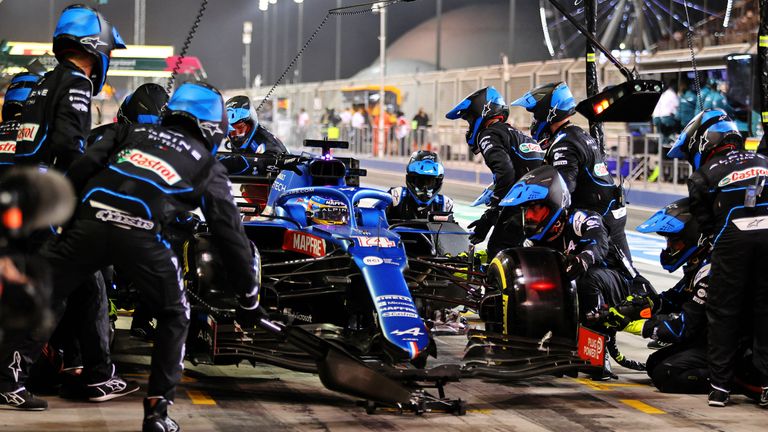 Fernando Alonso musste das Rennen in Bahrain aufgrund eines kuriosen Vorfalls vorzeitig beenden.