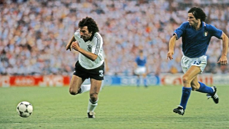 Breitner hat behauptet, nie wieder für die DFB-Elf aufzulaufen, kommt jedoch 1981 unter Jupp Derwall zurück. Ein Jahr später erreicht er noch einmal das WM-Finale und erzielt bei der 1:3-Niederlage gegen Italien den einzigen Treffer.