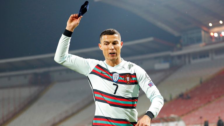 Cristiano Ronaldo wirft seine Kapitänsbinde nach dem 2:2 in Serbien frustriert auf den Boden.