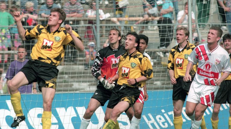 9: Dynamo Dresden. Saison 1994/95. 4 Siege, 8 Unentschieden und 22 Niederlagen. Tordifferenz: -35. 20 Punkte. Tabellenplatz 18. 