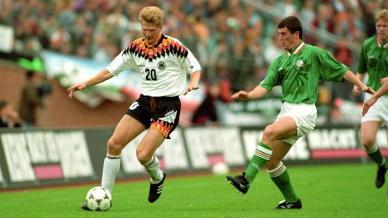 Stefan Effenberg ist 1994 nach der Stinkefinger-Affäre im WM-Spiel gegen Südkorea suspendiert worden. Bundestrainer Berti Vogts behauptet, ihn nie wieder zu nominieren.