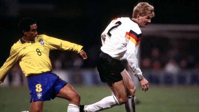 Doch er holt ihn 1998 nach der blamablen Weltmeisterschaft zurück. Effenbergs Comeback floppt komplett – der Mittelfeldmotor kommt nur noch in zwei Testspielen zum Einsatz.