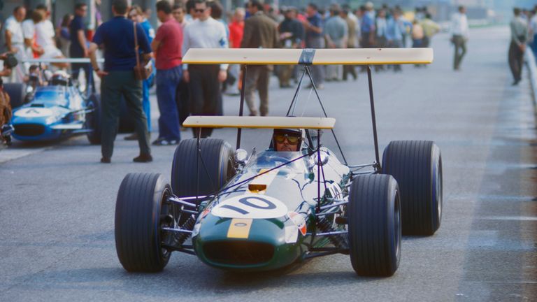 1968: Jack Brabham fährt in Monza mit zwei Dächern.