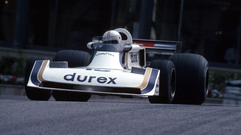 1976: Surtees-Ford TS19 mit einem ausgeprägten Frontflügel.