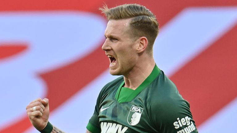 Beim 0:1-Sieg in Mainz feierte Andre Hahn vom FC Augsburg sein Tor. Nach dem Spiel verstieß sein Team gegen die Corona-Hygiene-Richtlinien.
