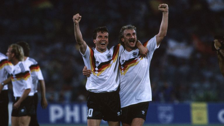 Gemeinsam mit Rudi Völler feiert Matthäus den wohl größten Sieg seiner Karriere. Das WM-Finale gegen Argentinien (1:0).