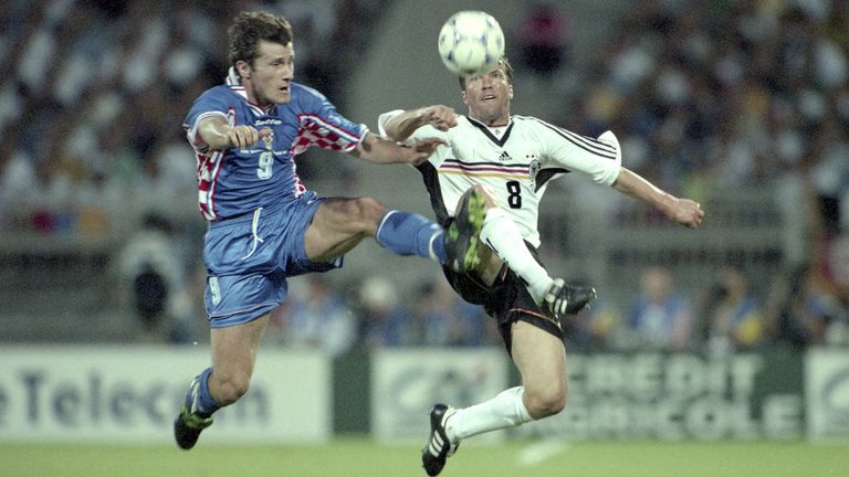 Nach dreieinhalb Jahren Pause, gibt er bei der WM 1998 in Frankreich sein Comeback im DFB-Dress. Allerdings ist nach er 0:3-Pleite gegen Kroatien im Viertelfinale Schluss. Matthäus ( r.) stellt mit seinem 25. WM-Einsatz aber einen Rekord auf.