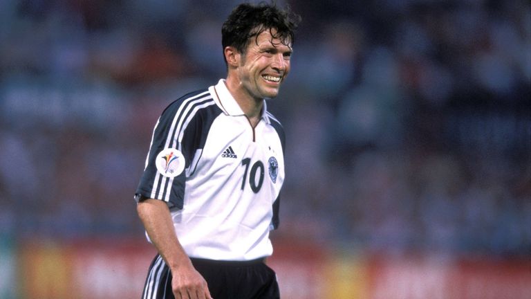 Bei der EM 2000 in Belgien und in den Niederlanden, scheidet Deutschland in der Vorrunde aus. Für Matthäus ist die 0:3-Niederlage gegen Portugal das letzte Spiel im DFB-Trikot.