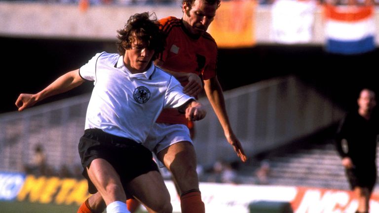 Er war die Überraschung im deutschen EM-Kader. Mit gerade mal 19 Jahren wird er von Bundestrainer Jupp Derwall nominiert, obwohl er erst einmal im Kreis des DFB-Teams gewesen ist und noch keinen Einsatz hatte.