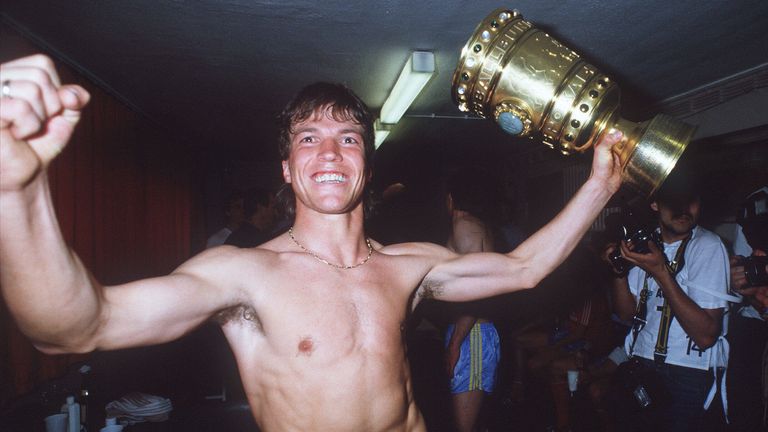 Den Sieg im DFB-Pokal feiert Matthäus ausgiebig. Im Finale bezwang er mit den Bayern den VfB Stuttgart mit 5:2.