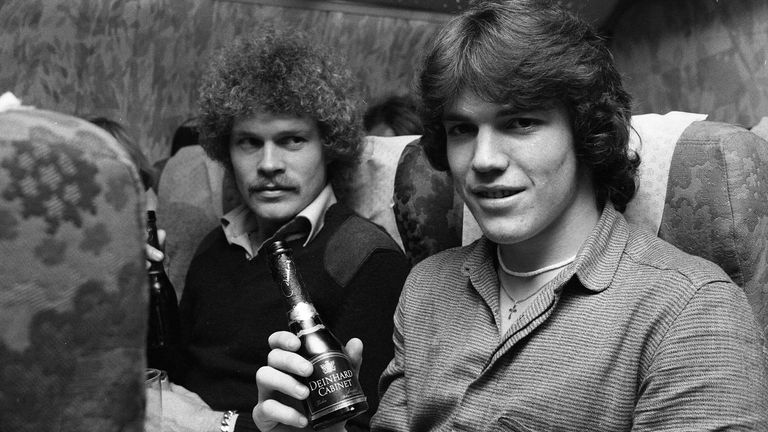 Nach dem 3:2-Sieg im UEFA-Pokal-Rückspiel von Borussia Mönchengladbach gegen Inter Mailand am 07. November 1979, genehmigt sich auch Matthäus mal einen kleinen Schluck zum feiern.