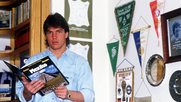 Für die WM in Mexiko hat sich Matthäus nicht nur sportlich vorbereitet. Hier sieht man ihn mit einem mexikanischen Reiseführer.