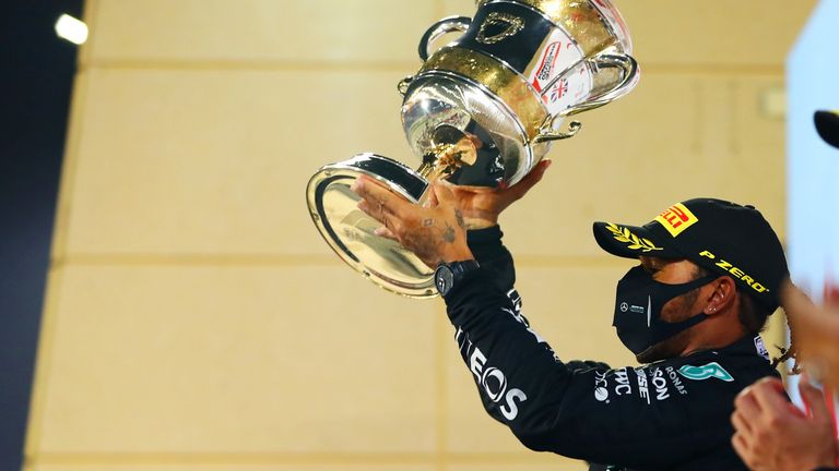 Lewis Hamilton feiert nach seinem Sieg beim Großen Preis von Bahrain im letzten Jahr.