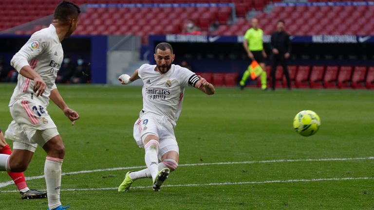 Karim Benzema erzielt für Real den späten Ausgleich im Madrider Derby. 