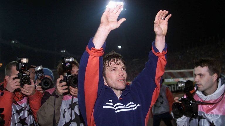 Am 8. März 2000 spielt Matthäus sein letztes Pflichtspiel für Bayern beim 4:1 gegen Real Madrid. In siebeneinhalb Jahren, erzielte er in 251 Spielen 31 Tore für die Münchner
